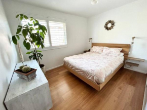 One bedroom apartment and CARPORT close to beaches, airport,CBD Sydney
